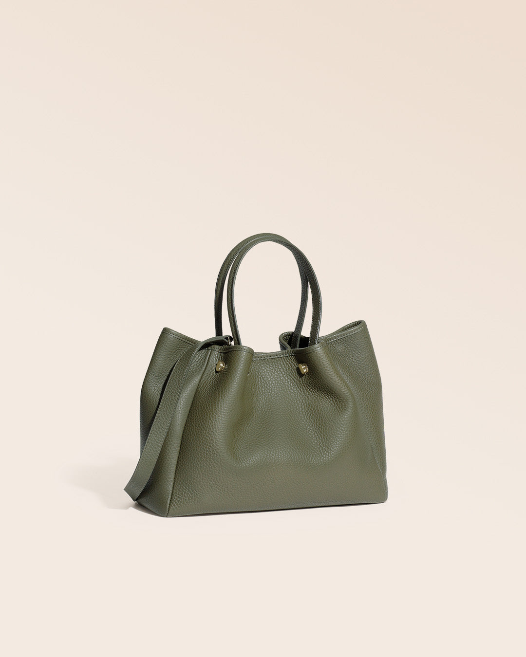 Notre sac Saturne en cuir façon vigogne kaki vu de quart en studio.