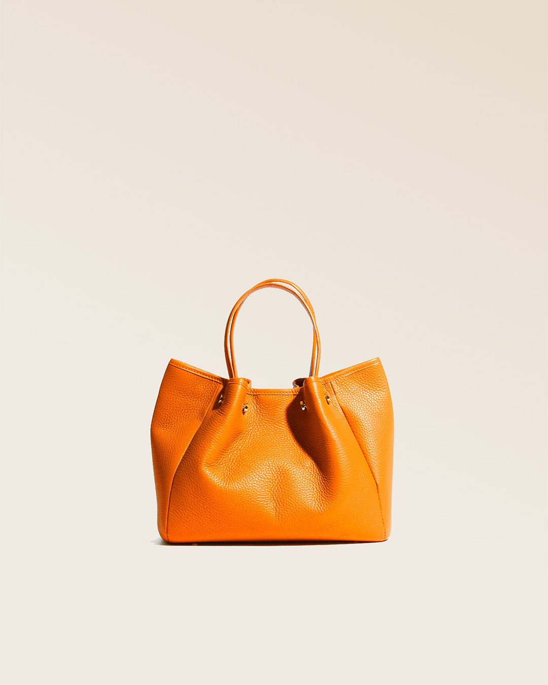 Notre sac Saturne en cuir façon vigogne orange vu de dos en studio.