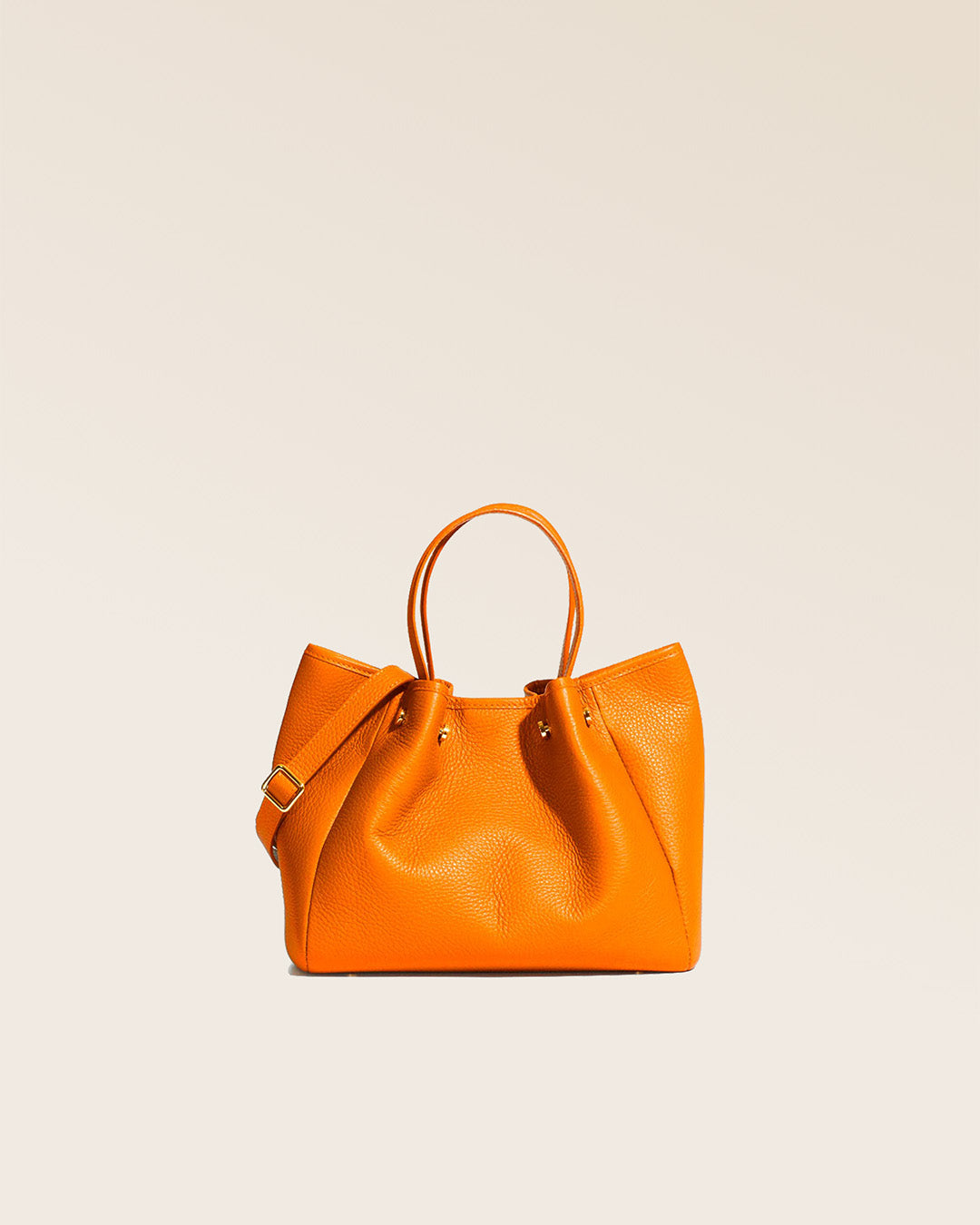 Notre sac Saturne en cuir façon vigogne orange vu de face en studio.