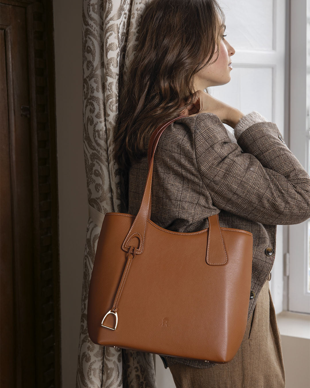 Notre sac Soline Renouard en cuir façon vintage camel vu porté par notre mannequin.