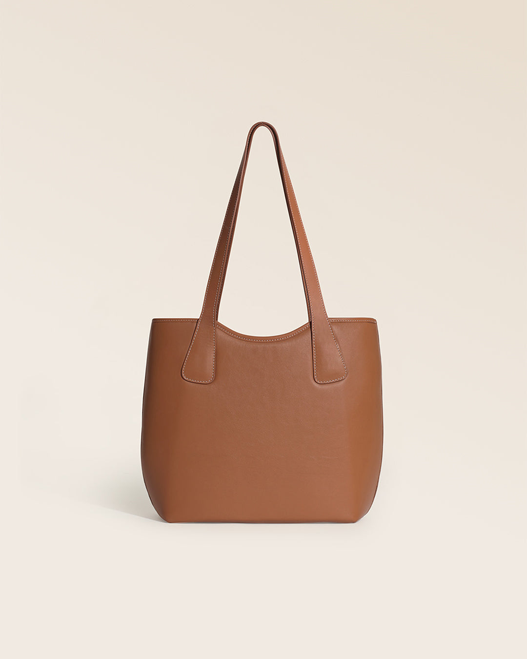 Notre sac Soline Renouard en cuir façon vintage camel vu de dos dans notre studio.