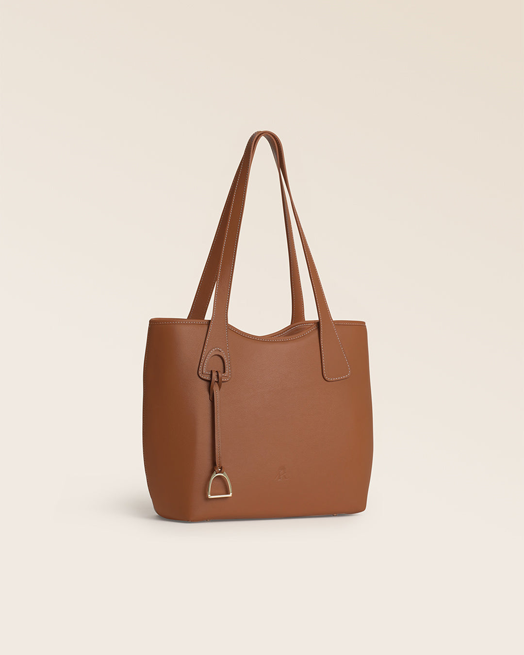Notre sac Soline Renouard en cuir façon vintage camel vu de quart dans notre studio.