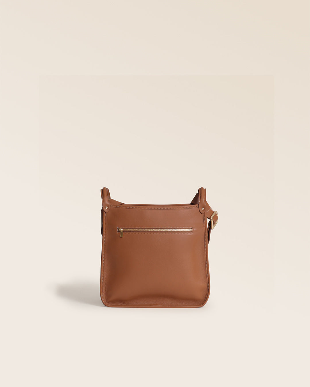 Notre sac Stan Renouard en cuir vintage camel vu de dos en studio.