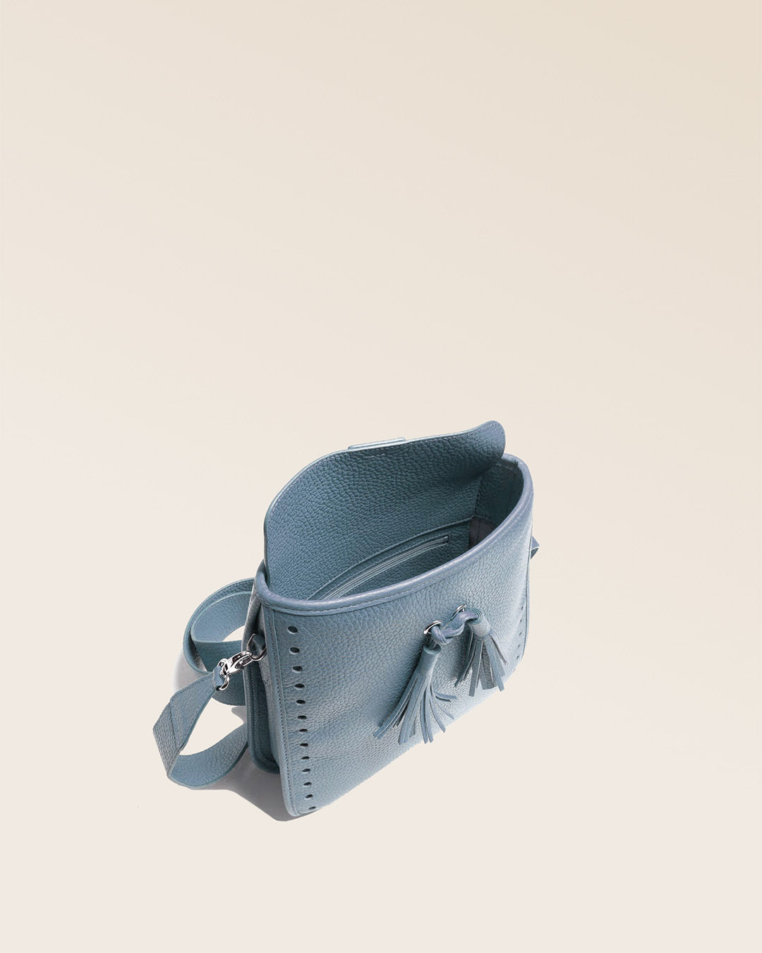 Notre sac Tilbury en cuir façon vigogne bleu cobalt vu de dessus.