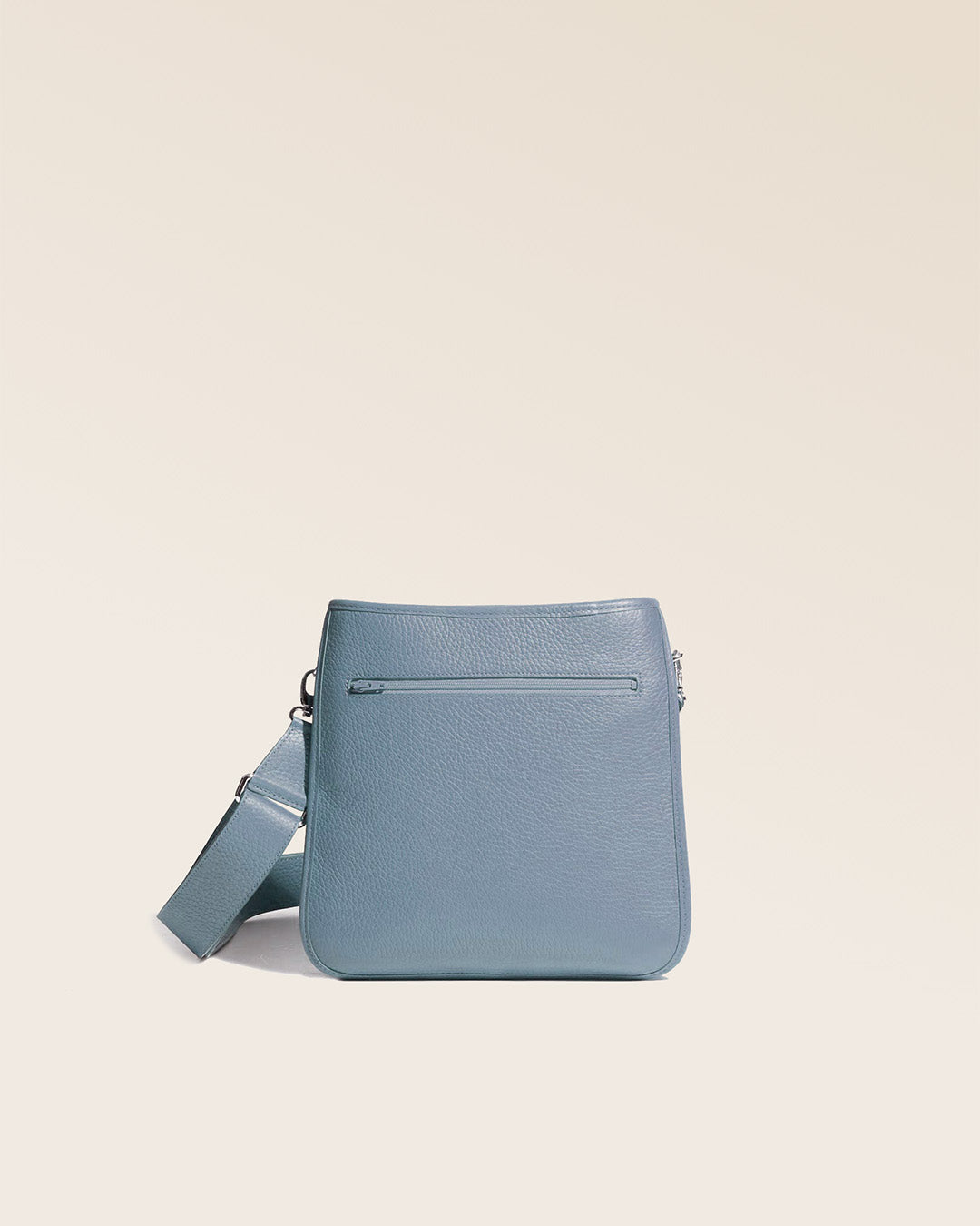 Notre sac Tilbury en cuir façon vigogne bleu cobalt vu de dos.