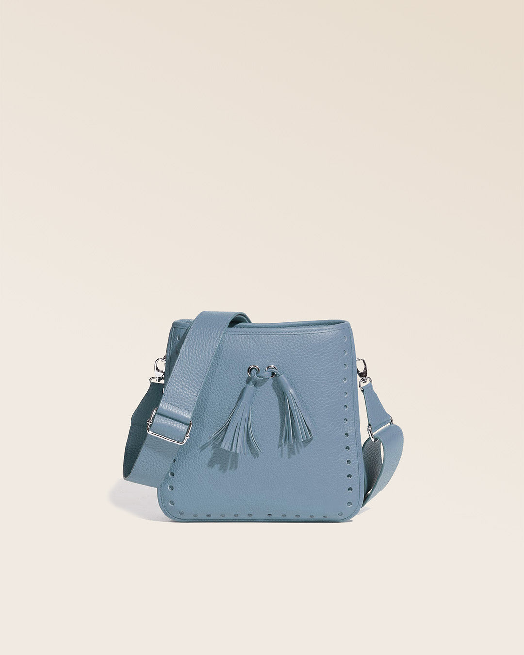 Notre sac Tilbury en cuir façon vigogne bleu cobalt vu de face.