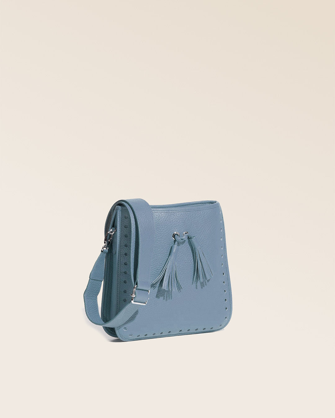 Notre sac Tilbury en cuir façon vigogne bleu cobalt vu de quart.