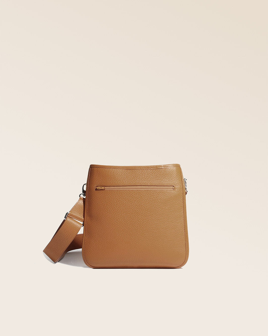 Notre sac Tilbury en cuir façon vigogne fauve vu de dos.