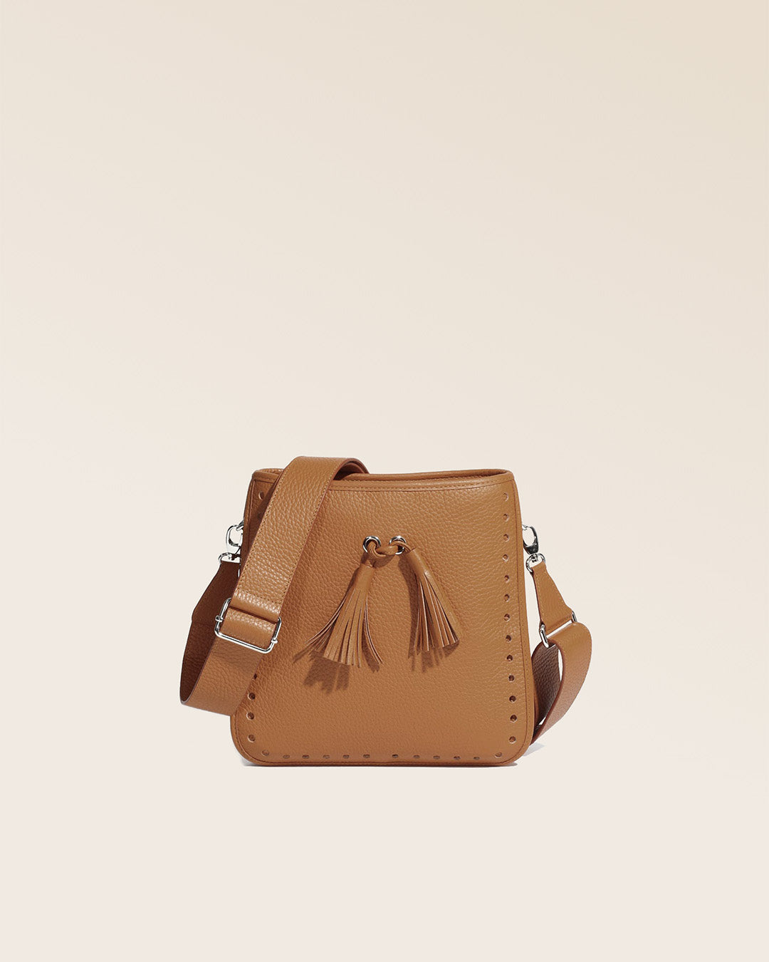 Notre sac Tilbury en cuir façon vigogne fauve vu de face.