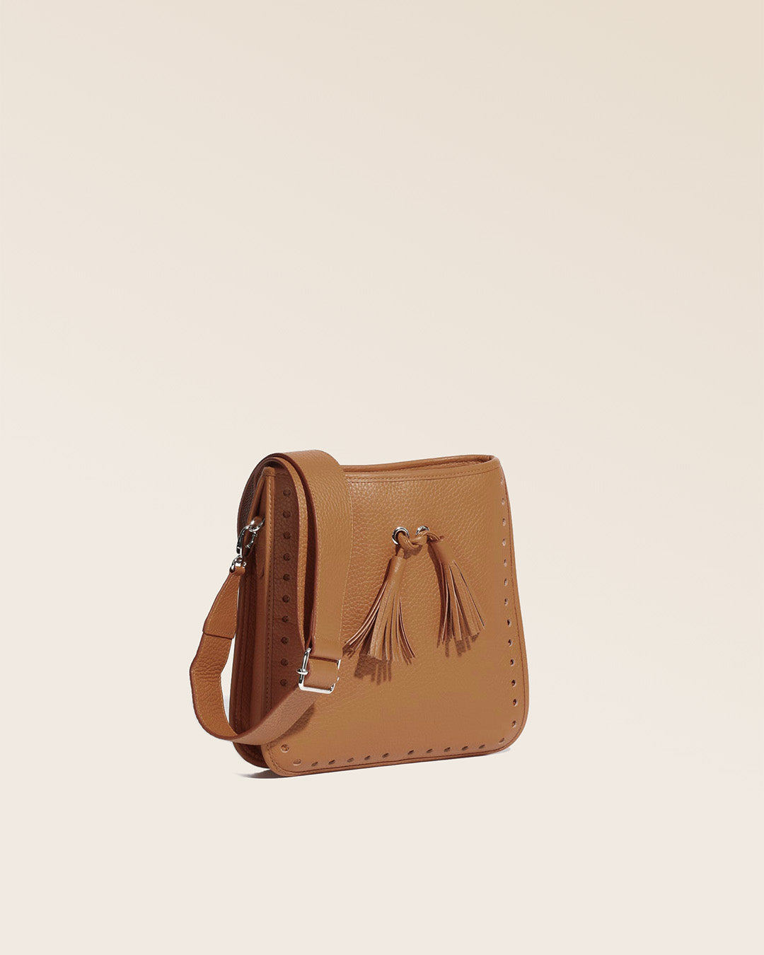 Notre sac Tilbury en cuir façon vigogne fauve vu de quart.