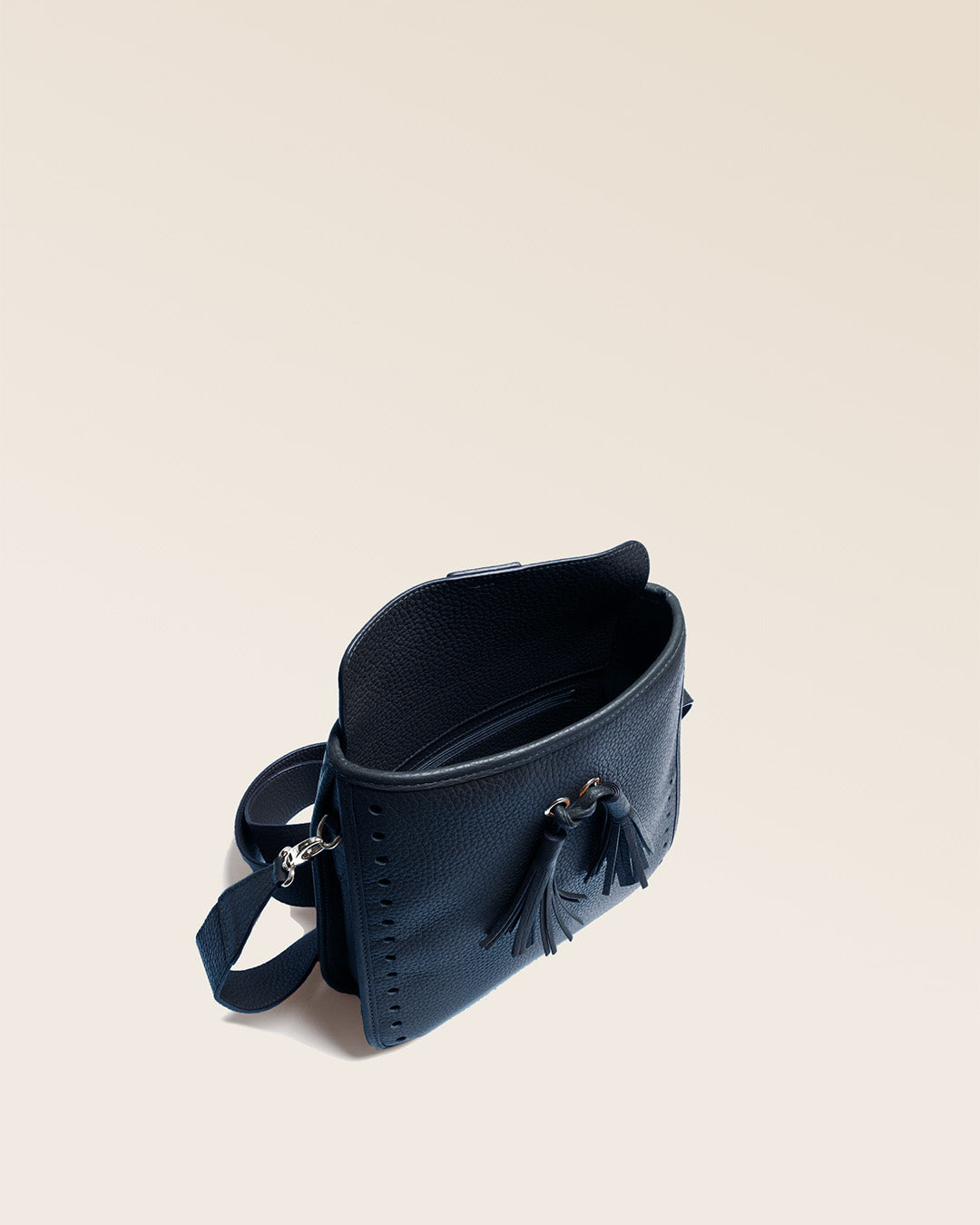 Notre sac Tilbury en cuir façon vigogne bleu marine vu de dessus.