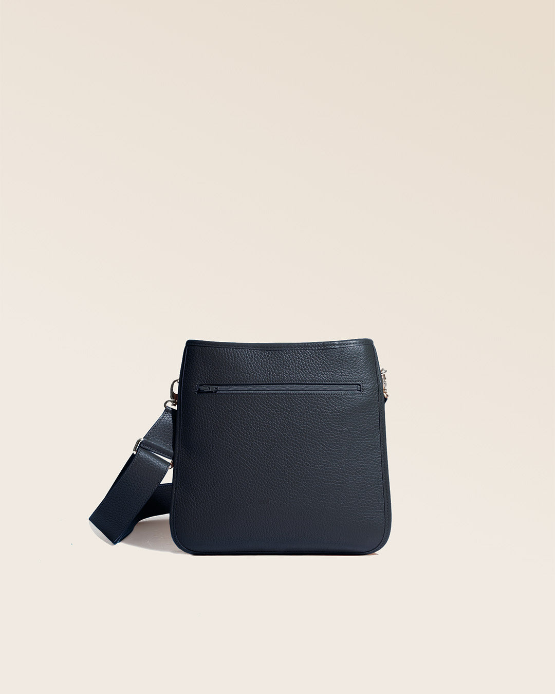Notre sac Tilbury en cuir façon vigogne bleu marine vu de dos.