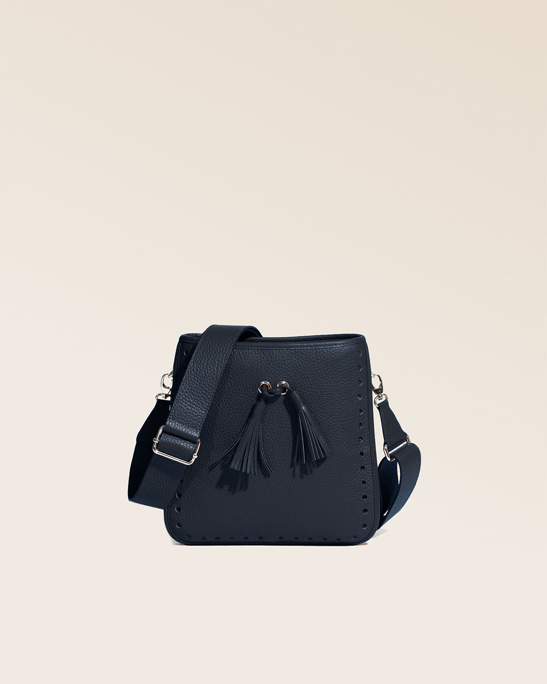 Notre sac Tilbury en cuir façon vigogne bleu marine vu de face.