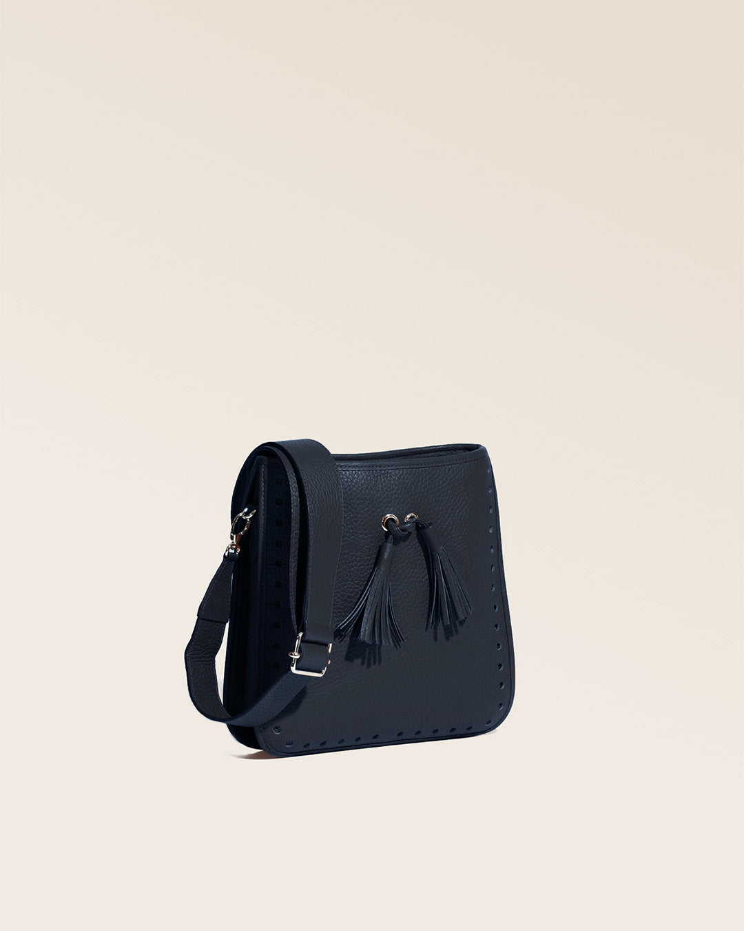 Notre sac Tilbury en cuir façon vigogne bleu marine vu de quart.
