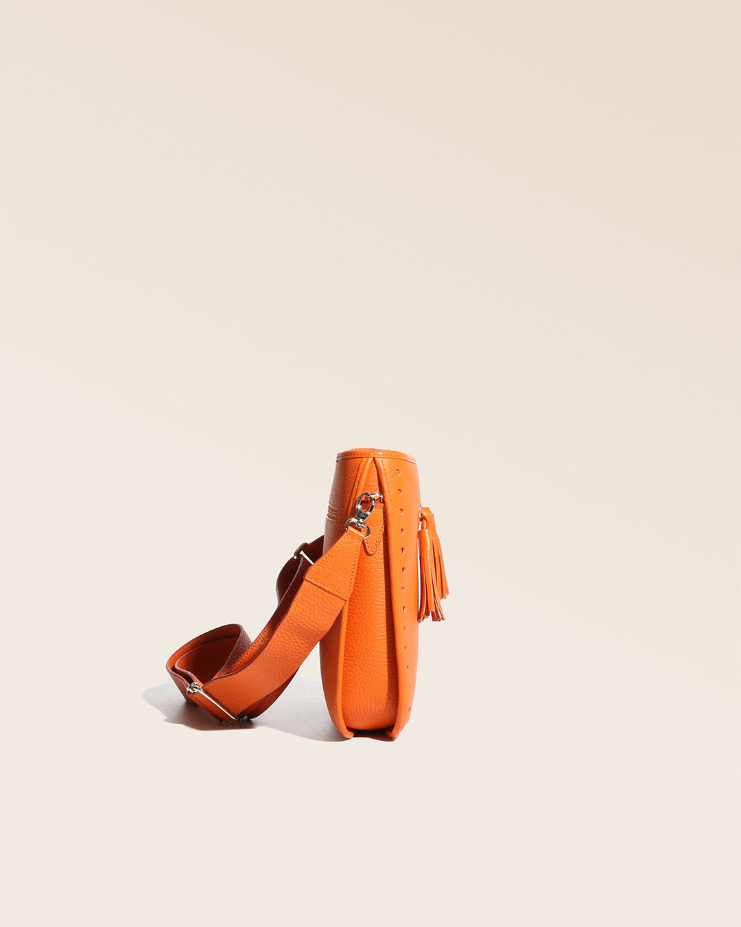 Notre sac Tilbury en cuir façon vigogne orange vu de côté.