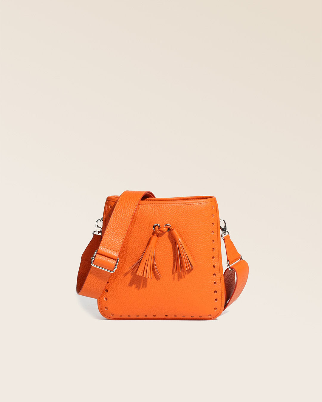 Notre sac Tilbury en cuir façon vigogne orange vu de face.