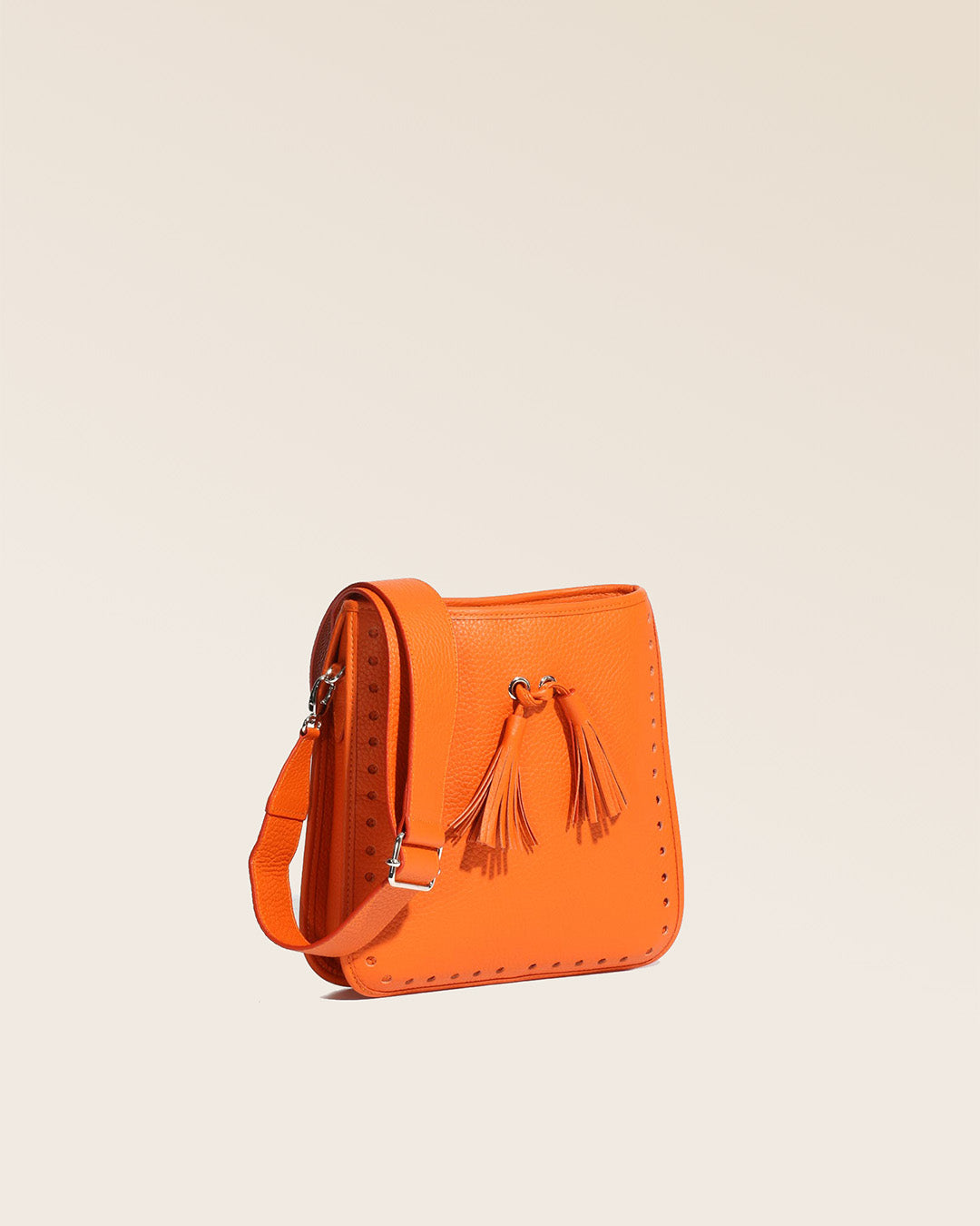 Notre sac Tilbury en cuir façon vigogne orange vu de quart.