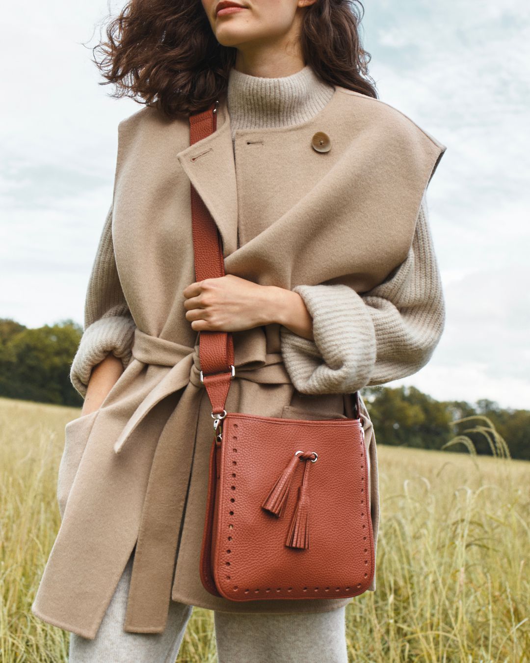 Notre sac Tilbury en cuir façon vigogne terracotta vu porté par notre mannequin Léa.
