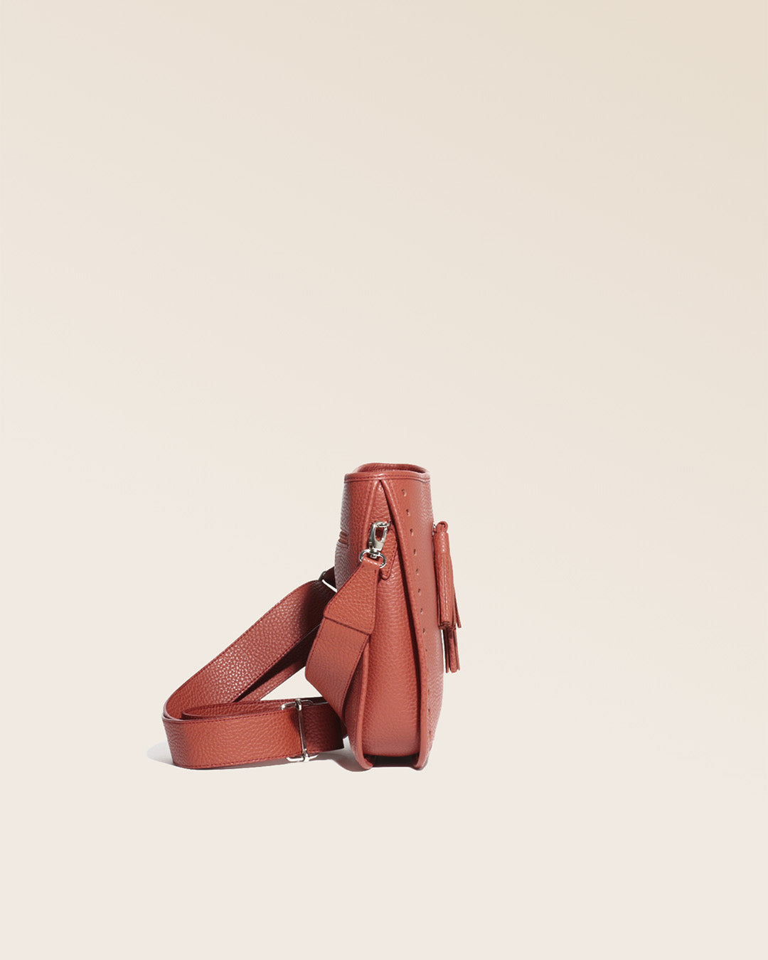 Notre sac Tilbury en cuir façon vigogne terracotta vu de côté.