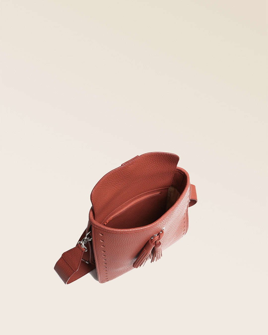 Notre sac Tilbury en cuir façon vigogne terracotta vu de dessus.