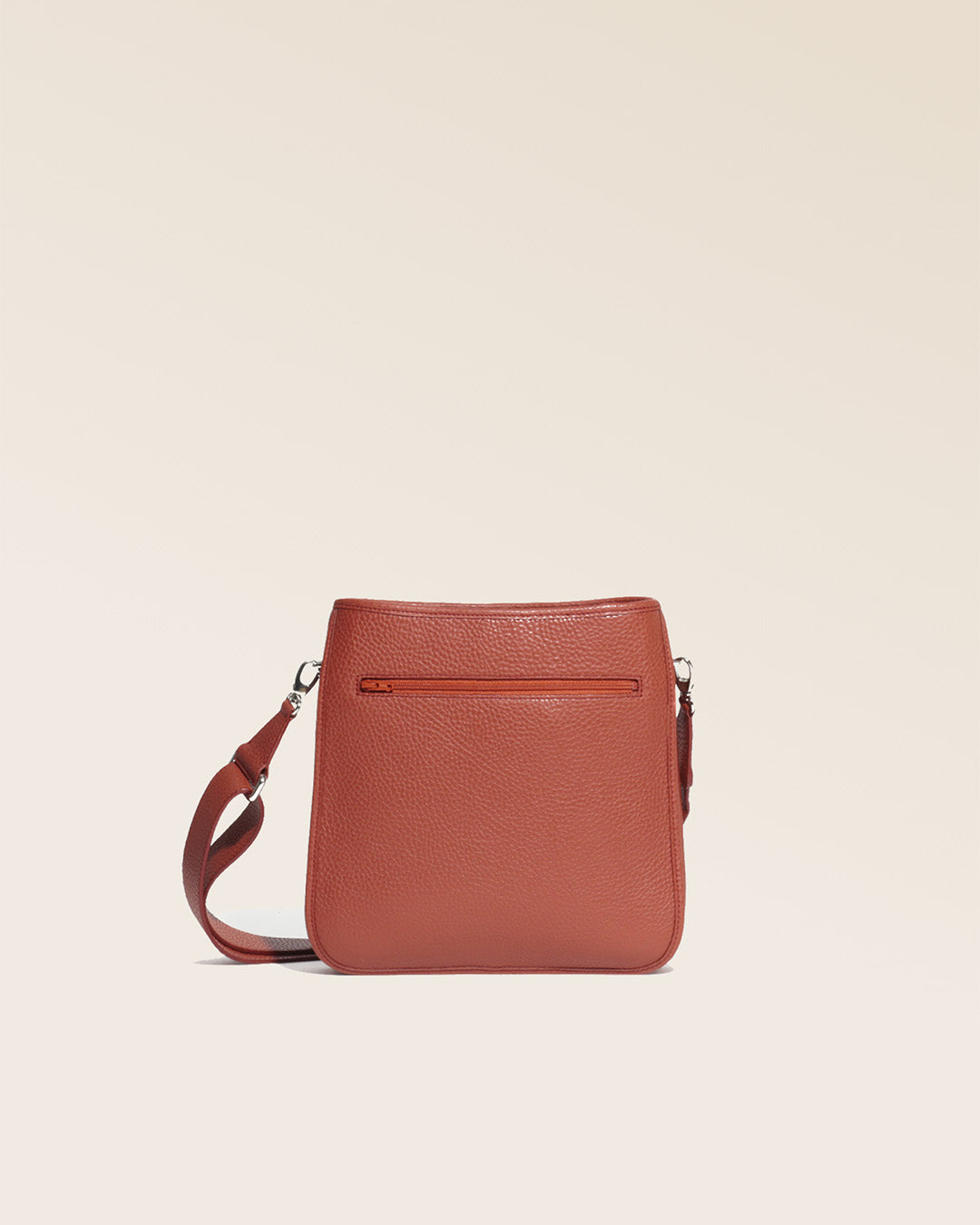 Notre sac Tilbury en cuir façon vigogne terracotta vu de dos.