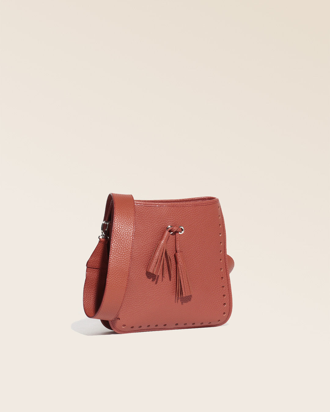 Notre sac Tilbury en cuir façon vigogne terracotta vu de quart.