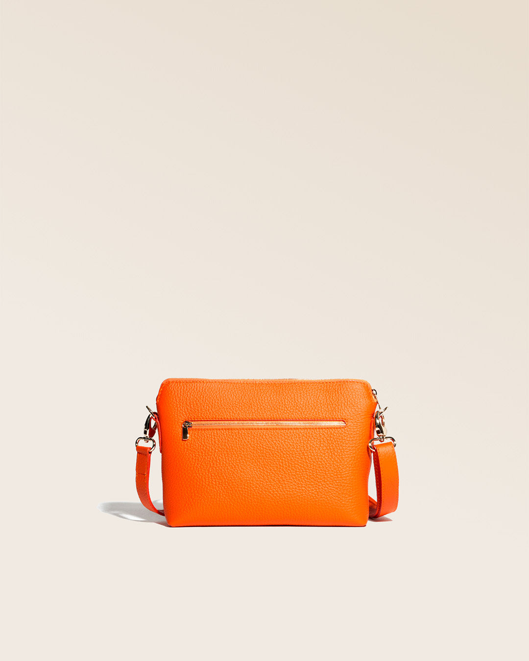 Notre sac Touline en cuir façon vigogne orange vu de dos en studio.