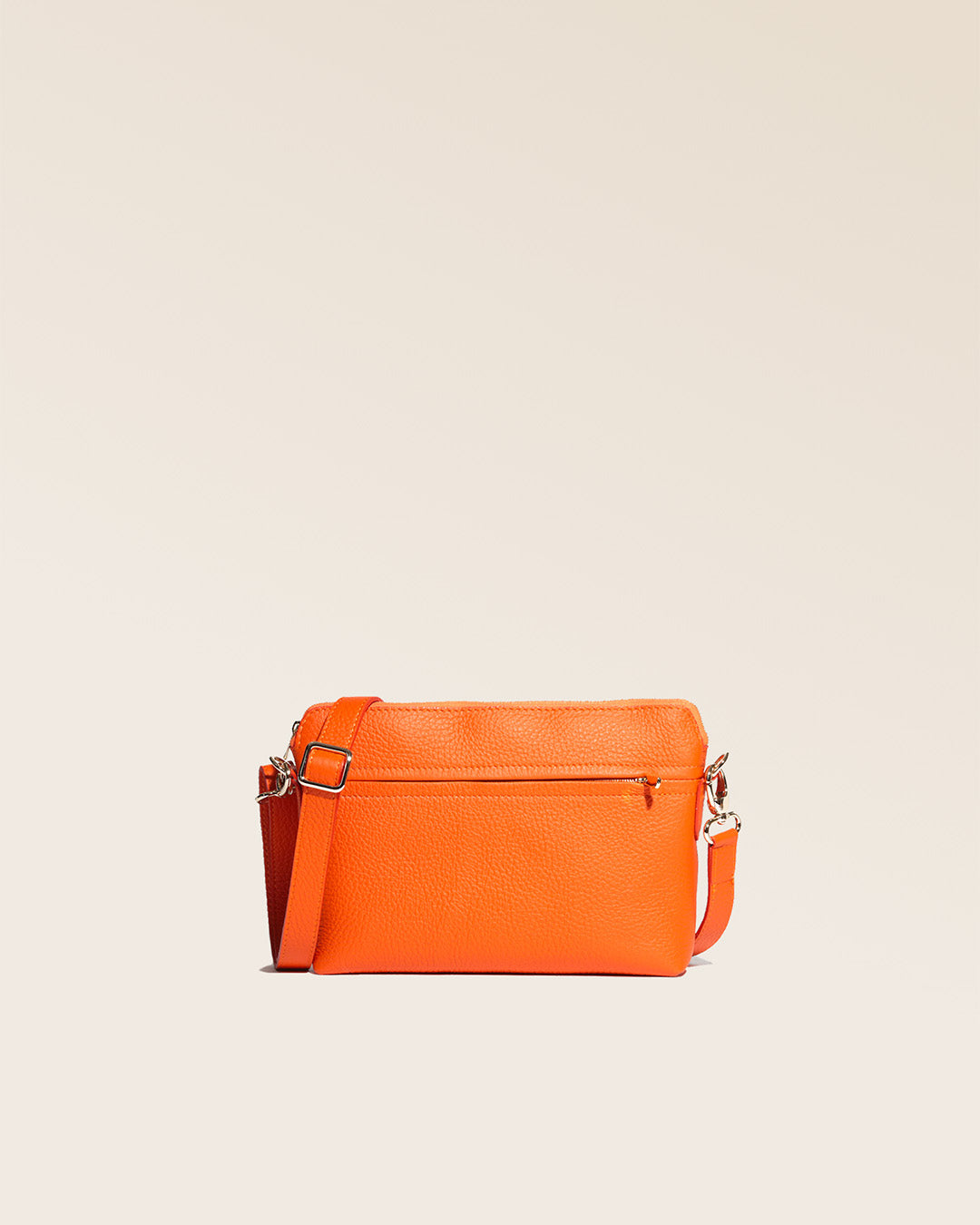 Notre sac Touline en cuir façon vigogne orange vu de face en studio.