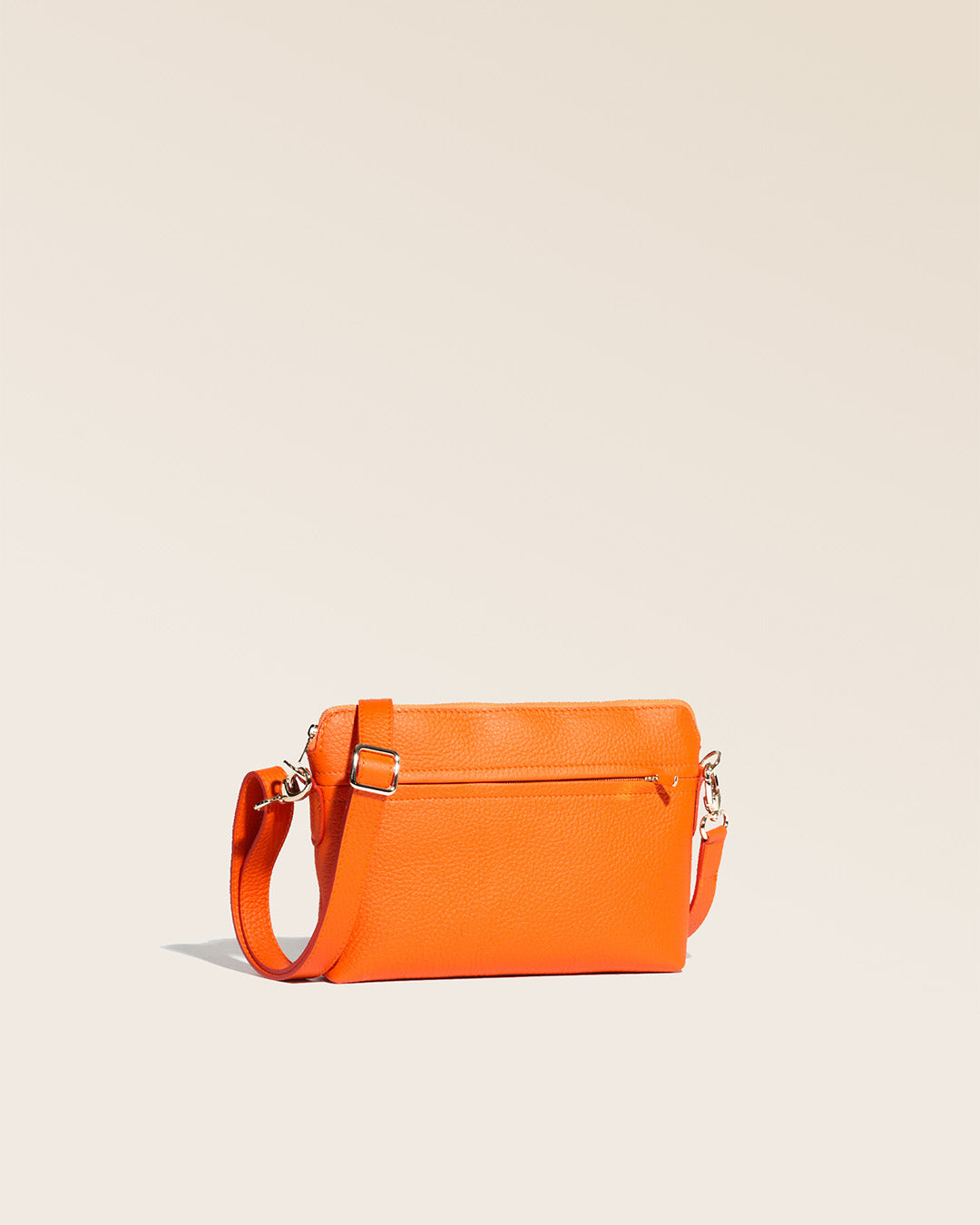 Notre sac Touline en cuir façon vigogne orange vu de quart en studio.