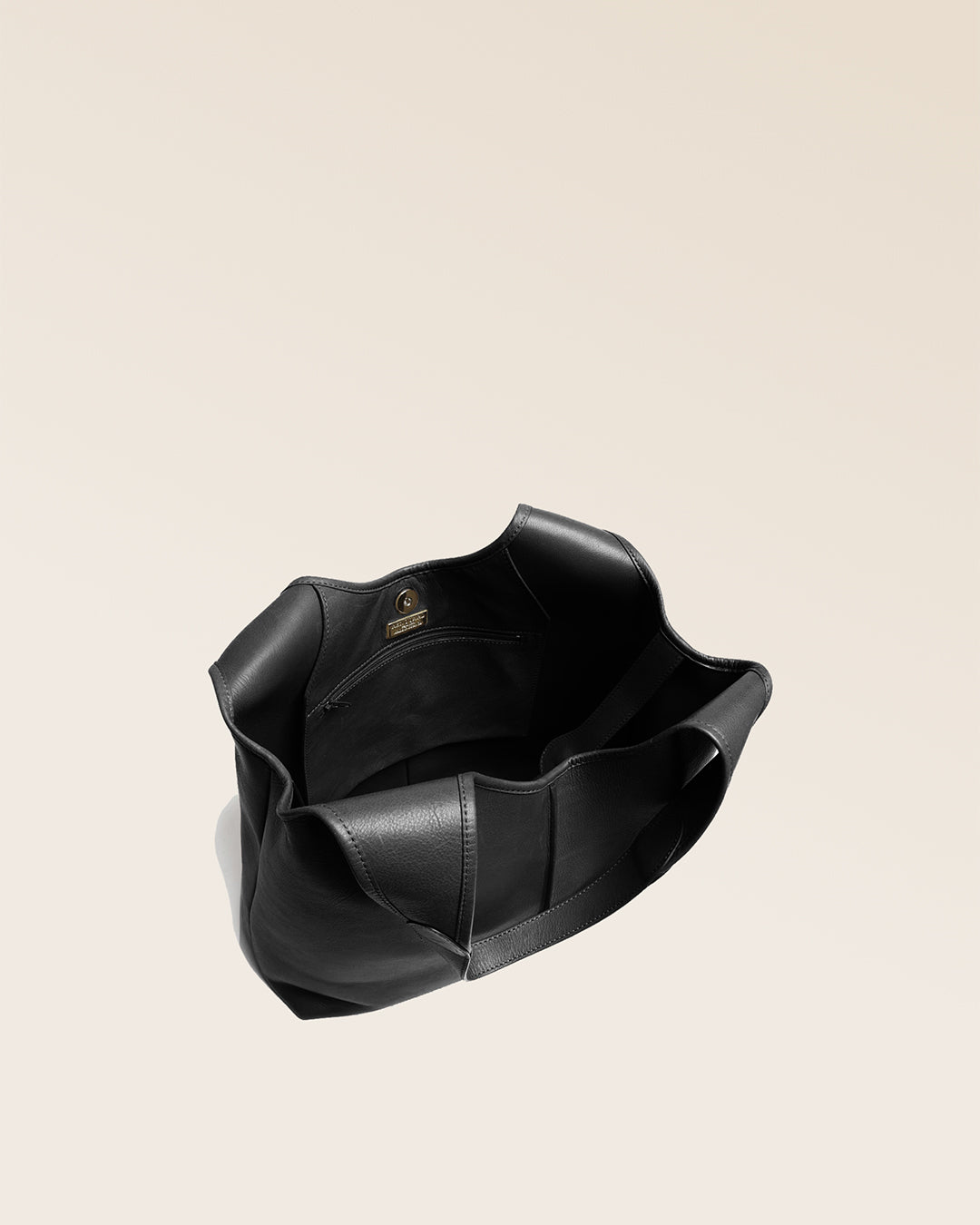 Notre sac Valentine en cuir lisse noir vu du dessus en studio.