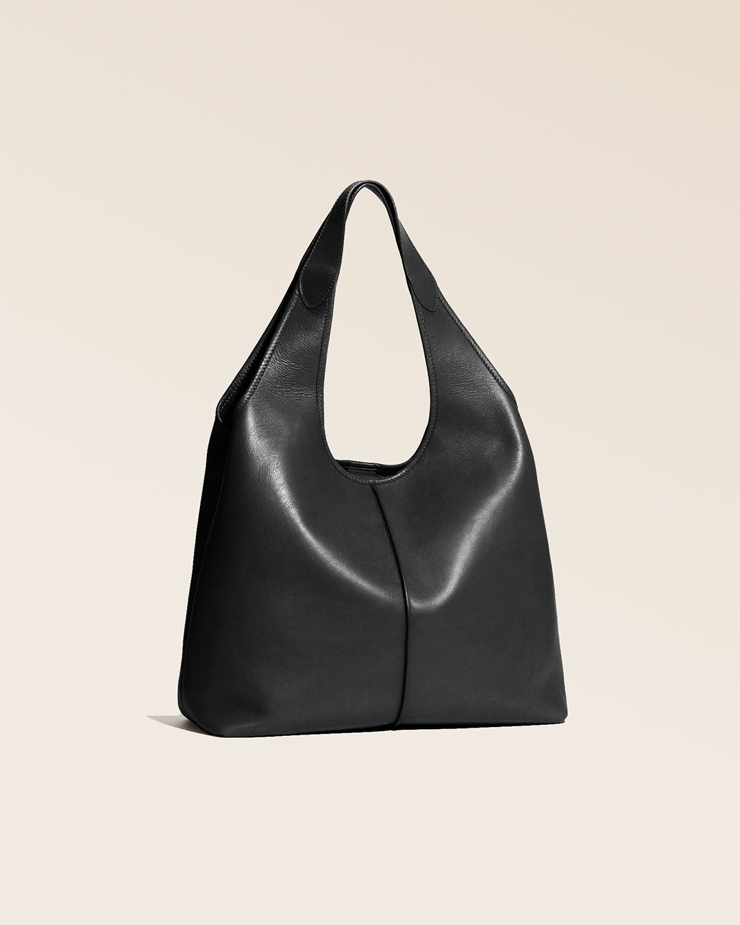 Notre sac Valentine en cuir lisse noir vu de quart en studio.