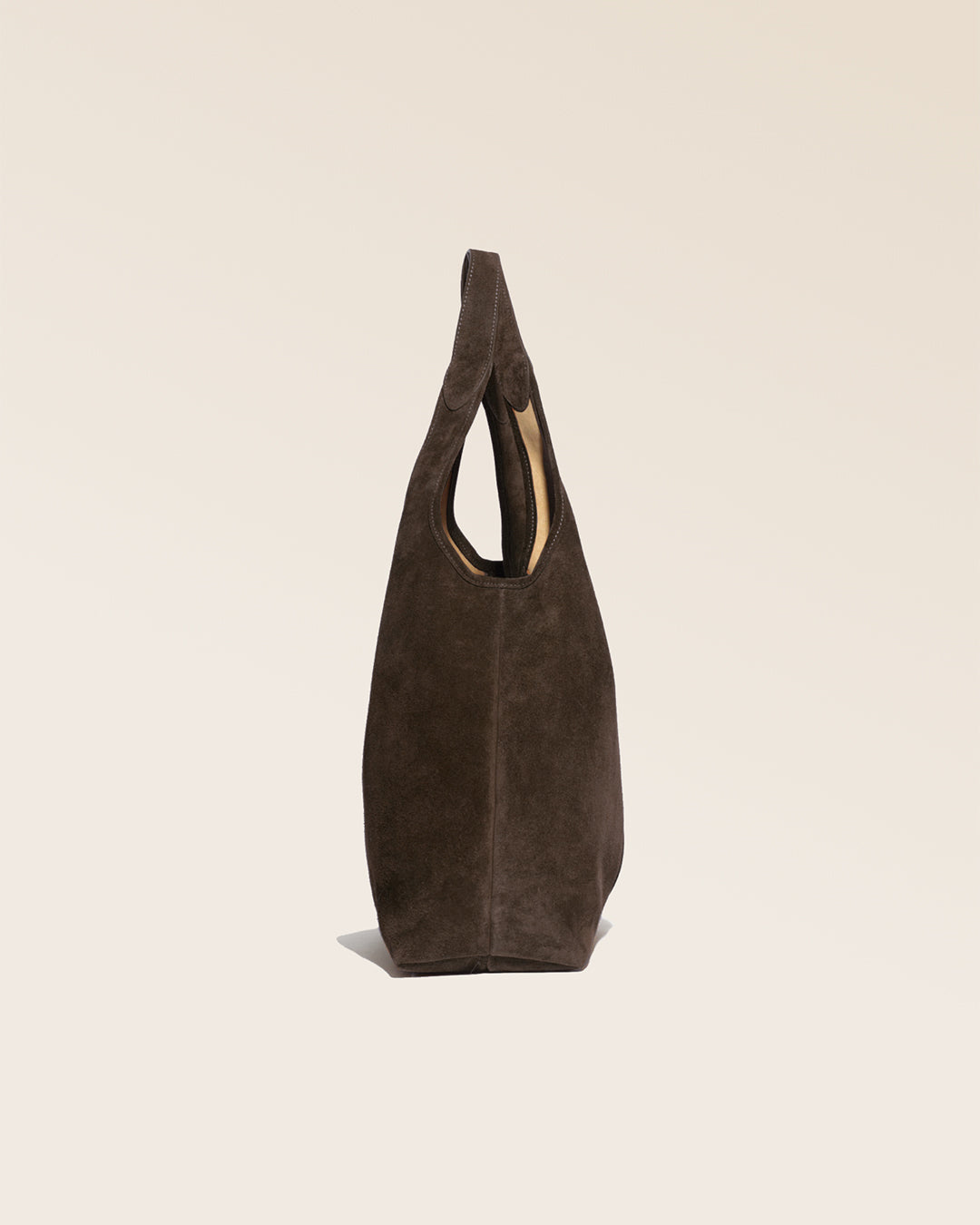 Notre sac Valentine Renouard en cuir veau velours espresso vu de côté en studio.