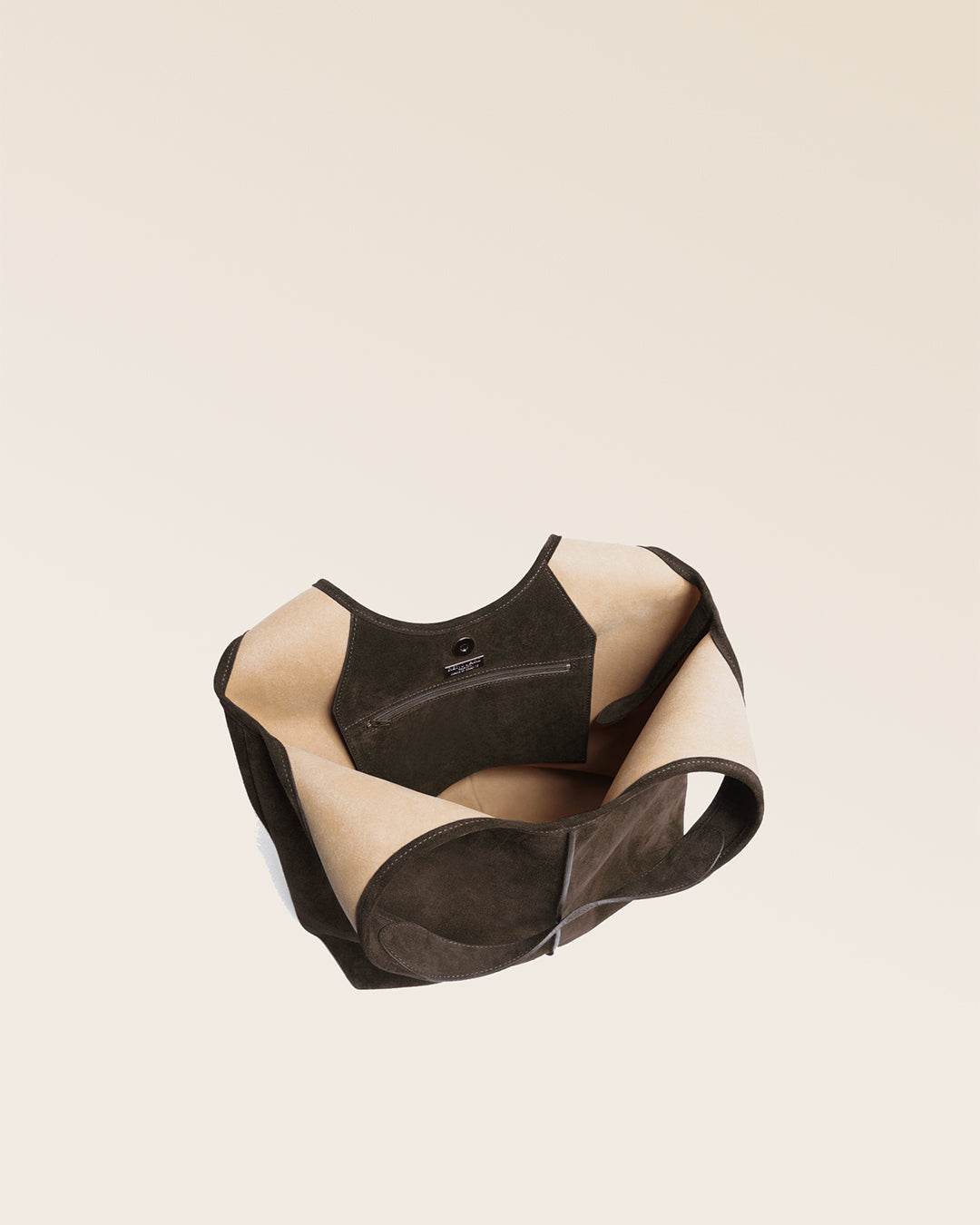 Notre sac Valentine Renouard en cuir veau velours espresso vu du dessus en studio.