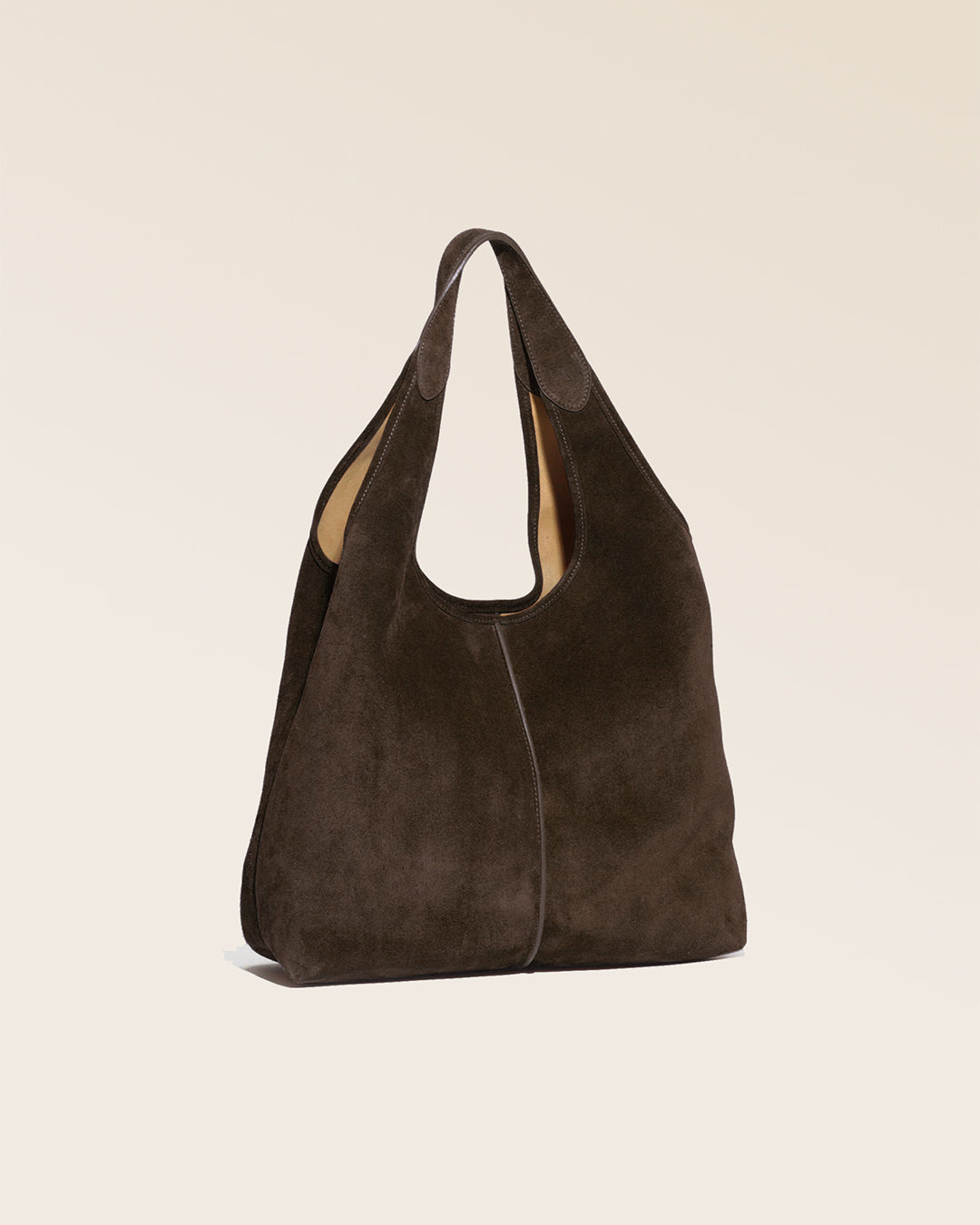 Notre sac Valentine Renouard en cuir veau velours espresso vu de quart en studio.