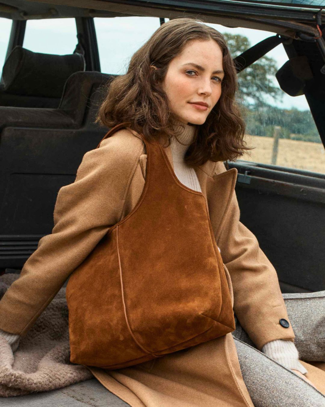 Notre sac Valentine en cuir veau velours noisette vu porté.