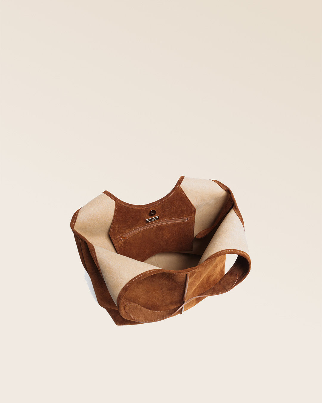 Notre sac Valentine en cuir veau velours noisette vu du dessus.