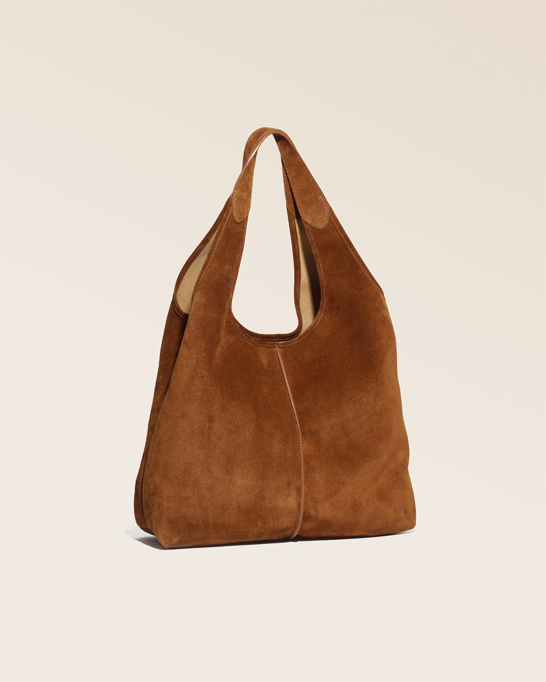 Notre sac Valentine en cuir veau velours noisette vu de quart.