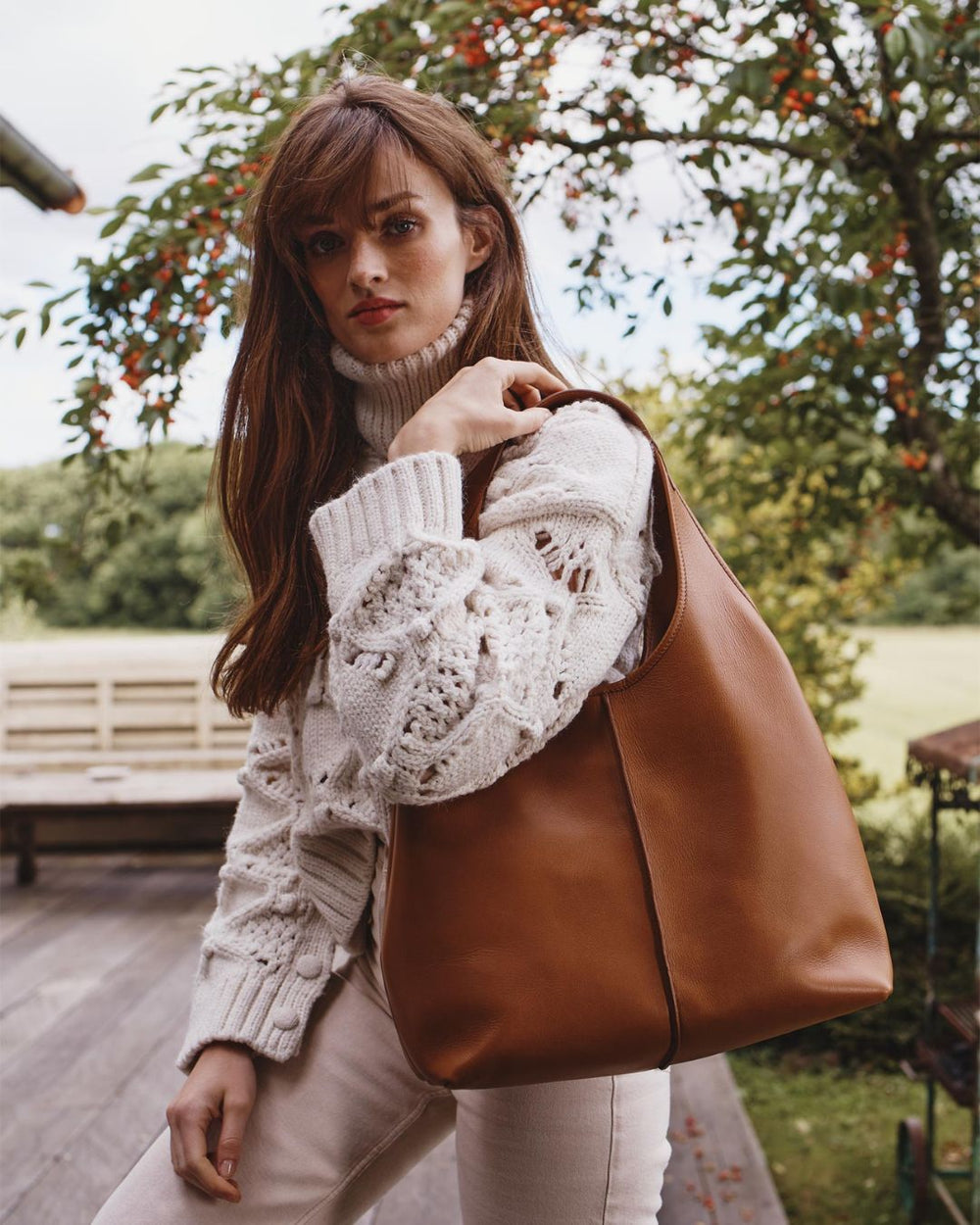 Notre sac Valentine Renouard, en cuir vintage camel, vu porté par notre mannequin.