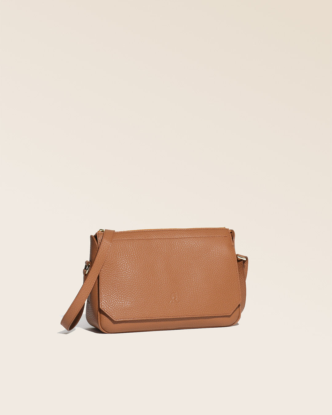 Notre sac Vendôme en cuir façon vigogne fauve vu de quart.