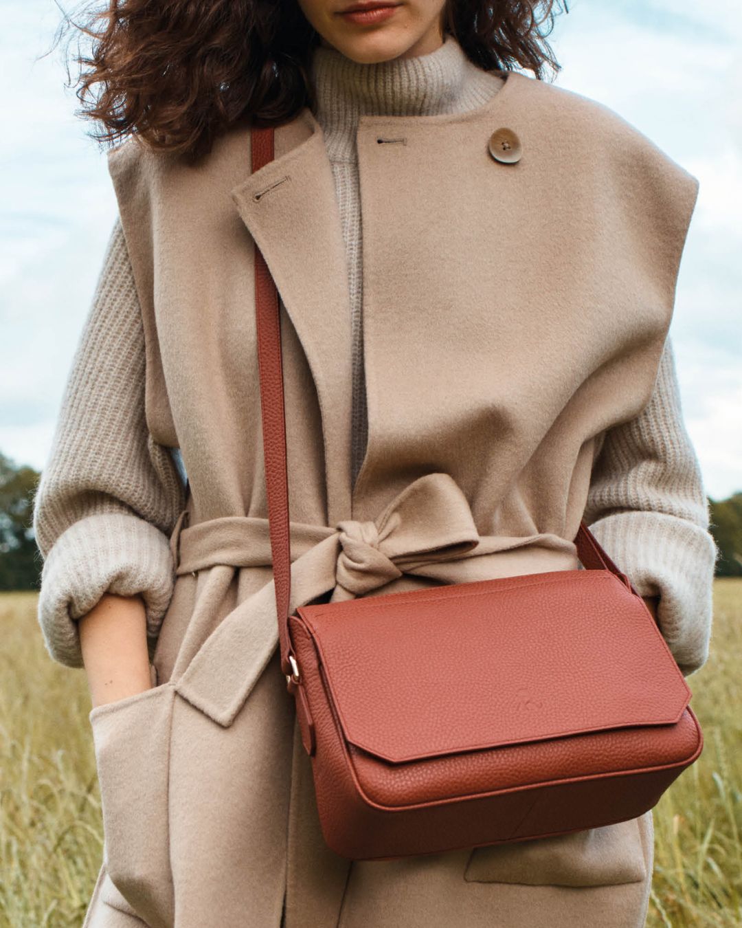 Notre sac Vendôme en cuir façon vigogne terracotta porté par notre mannequin Léa.