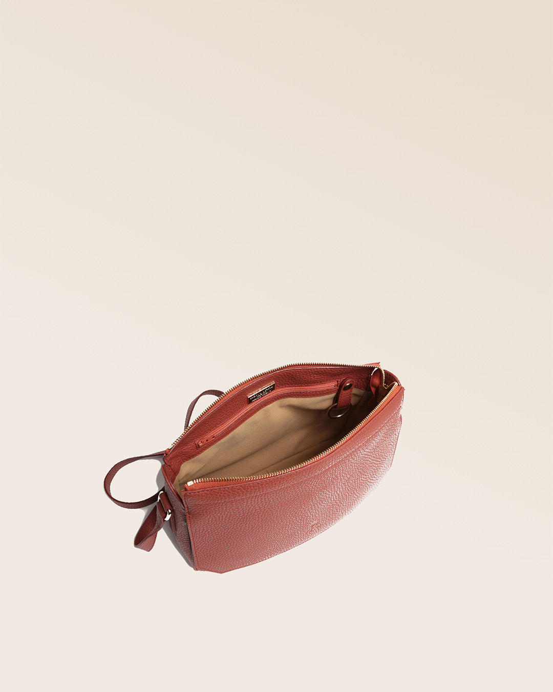 Notre sac Vendôme en cuir façon vigogne terracotta vu du dessus.