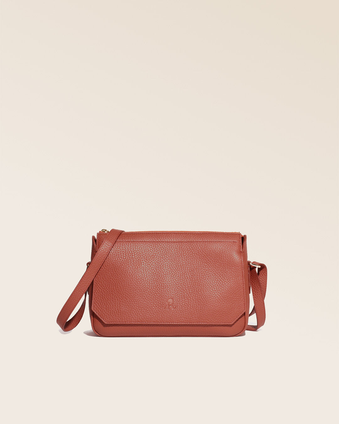 Notre sac Vendôme en cuir façon vigogne terracotta vu de face.