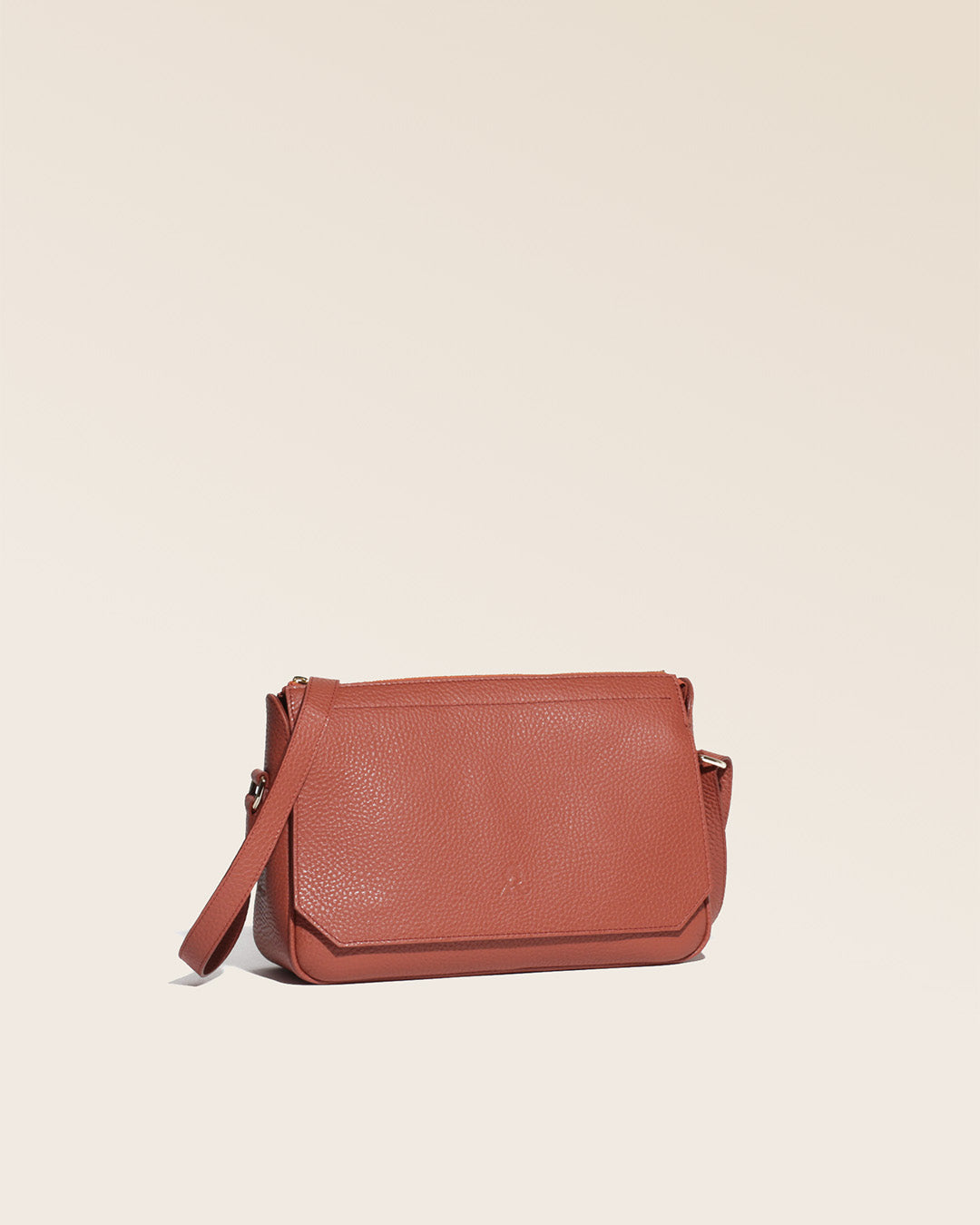 Notre sac Vendôme en cuir façon vigogne terracotta vu de quart.
