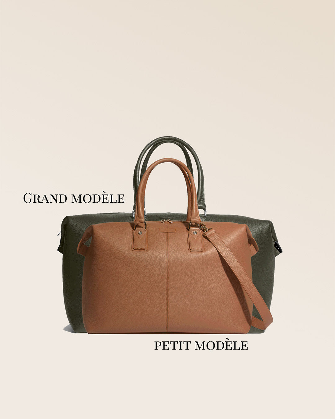 Comparez nos deux tailles du sac de voyage Escapade : le petit et le grand modèle sont placés l'un devant l'autre pour vous donner un aperçu de leur contenance.