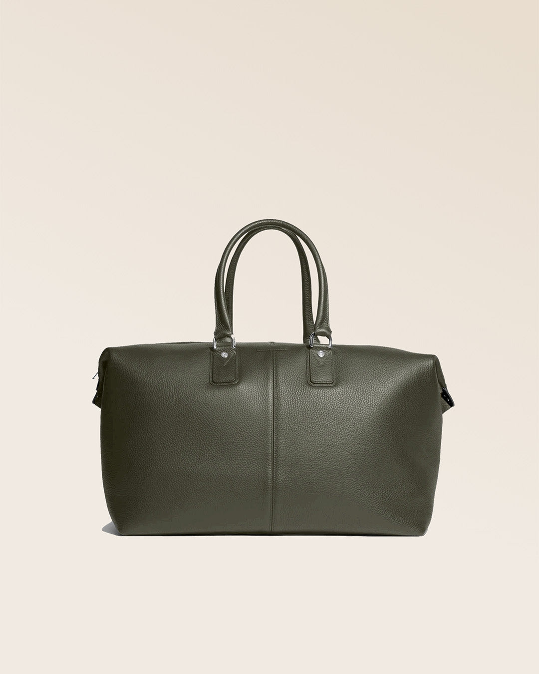 Notre sac de voyage Escapade grand modèle en cuir façon vigogne kaki vu de face en studio.