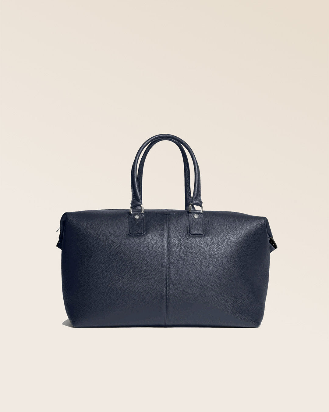 Notre sac de voyage Escapade grand modèle en cuir façon vigogne bleu marine vu de face en studio. #taille_grand