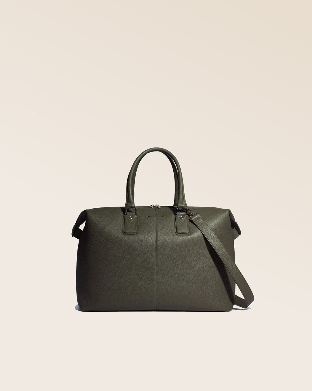 Notre sac de voyage Escapade petit modèle en cuir façon vigogne kaki vu de face en studio.