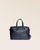 Notre sac de voyage Escapade petit modèle en cuir façon vigogne bleu marine vu de face en studio. #taille_petit