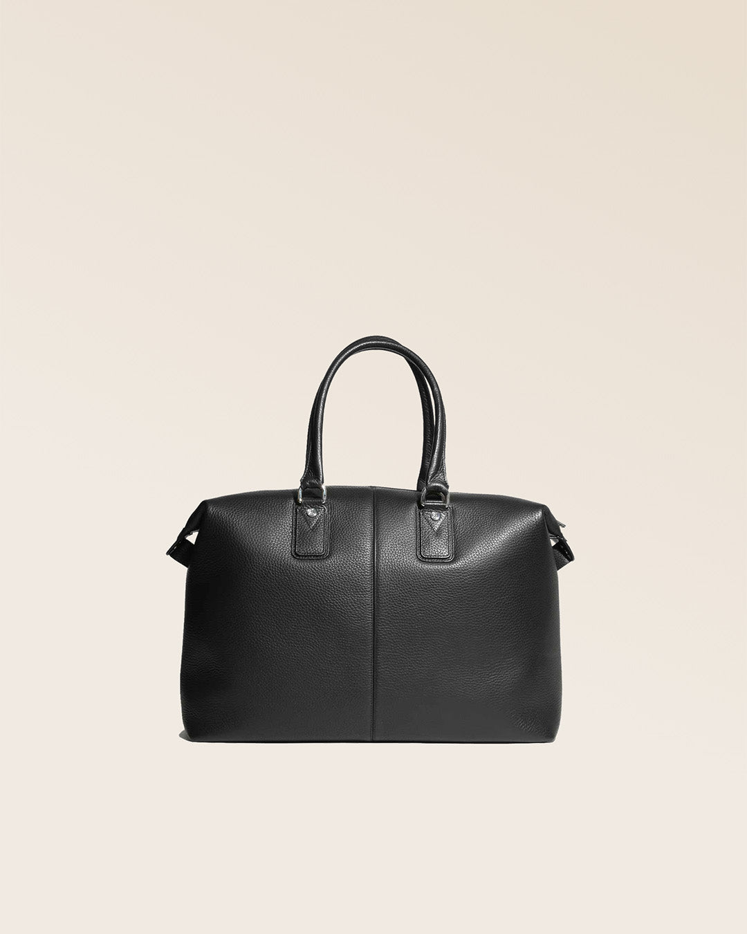 Notre sac de voyage Escapade petit modèle en cuir façon vigogne noir vu de dos en studio.