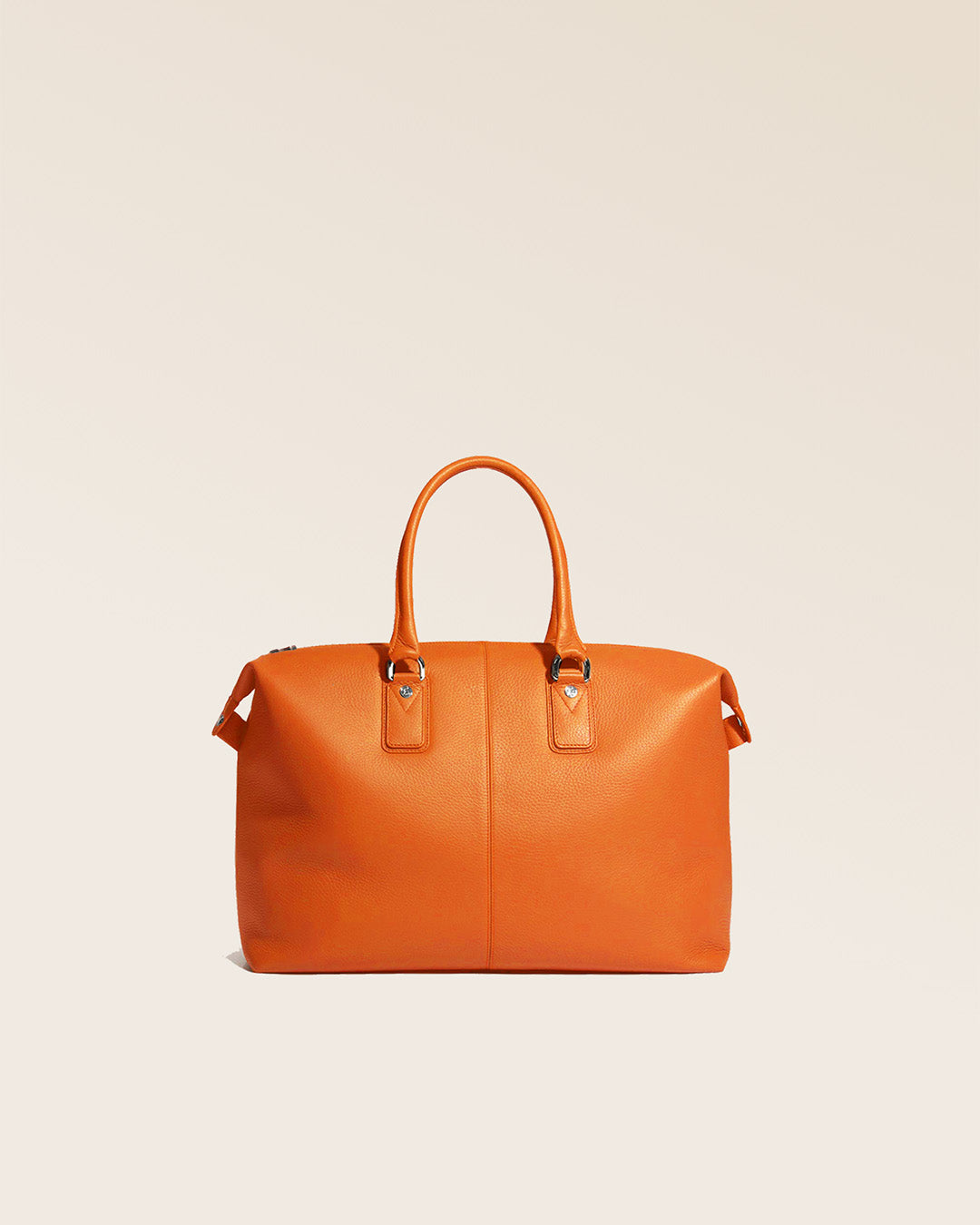 Notre sac de voyage Escapade petit modèle en cuir façon vigogne orange vu de dos en studio.
